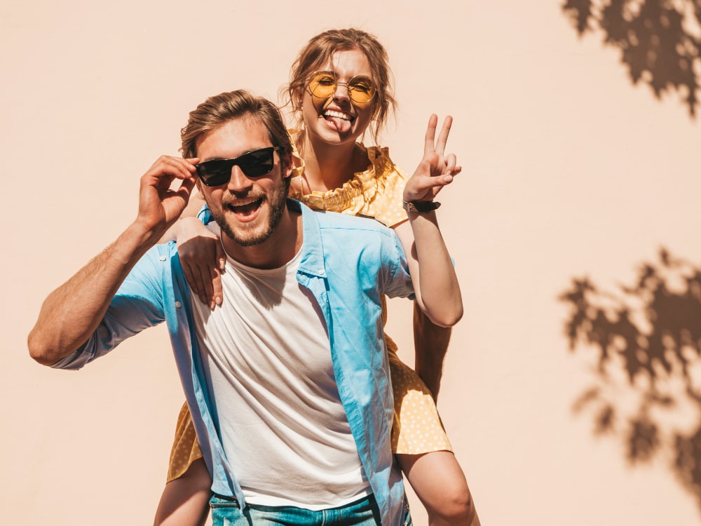 niña con su papa con gafas de sol
